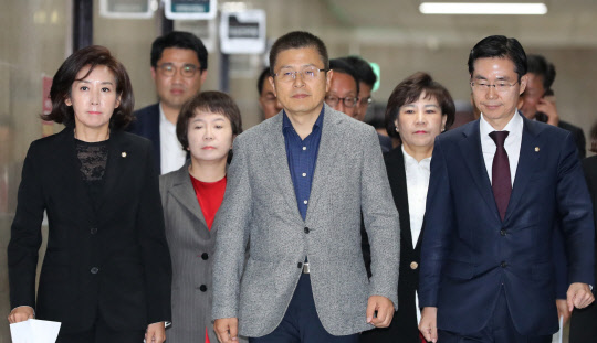 자유한국당 황교안 대표(가운데)와 나경원 원내대표(왼쪽), 최고위원들이 30일 오전 국회에서 열린 최고위원-중진의원 연석회의에 참석하고 있다.    연합뉴스